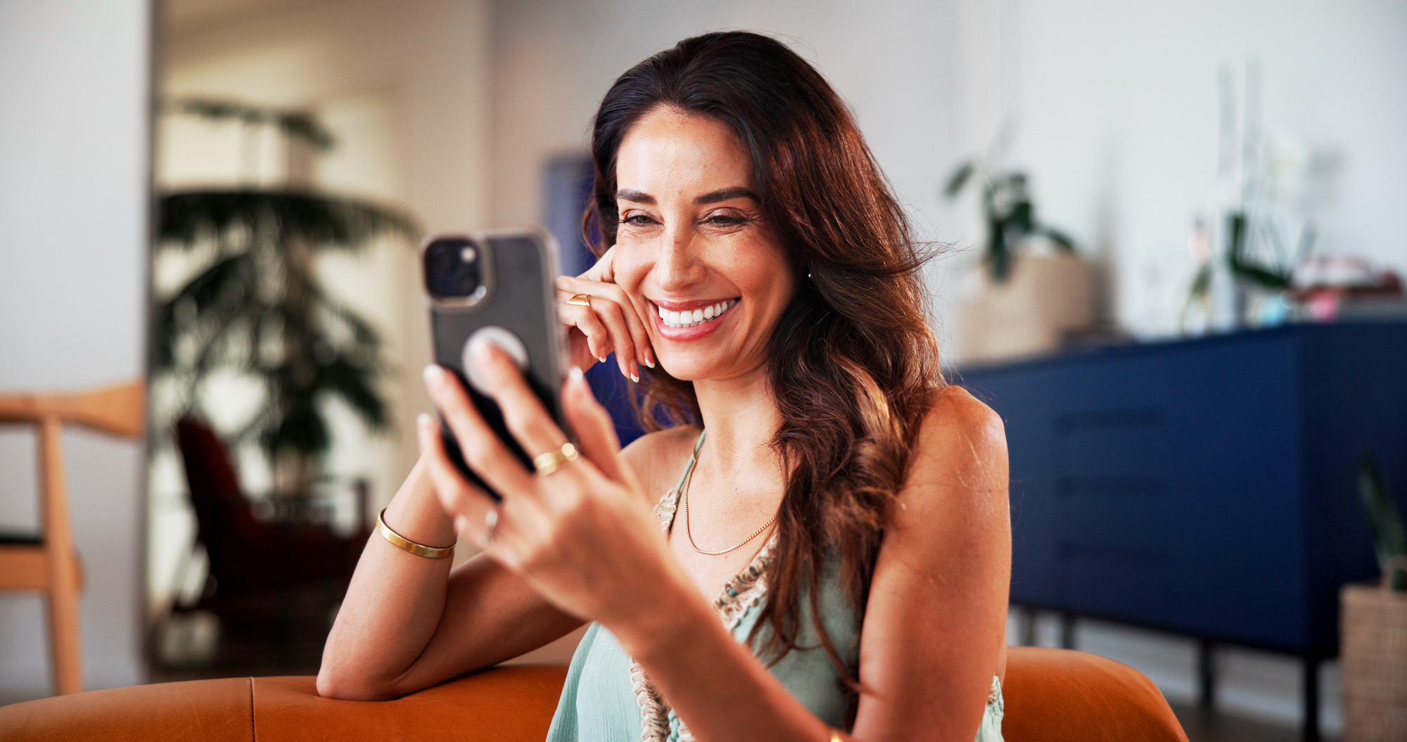 woman_smile_and_video_call